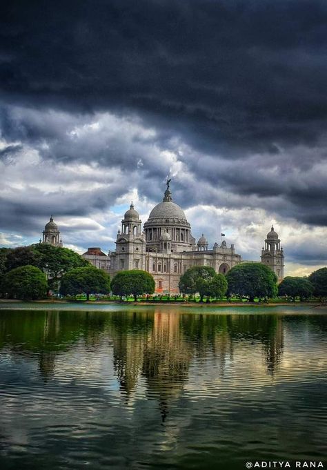 Victoria Memorial Painting, Victoria Memorial Kolkata Photography, Victoria Memorial Kolkata, Palace Painting, Wedding Architecture, Edwin Lutyens, Victoria Memorial, City Life Photography, Photography People