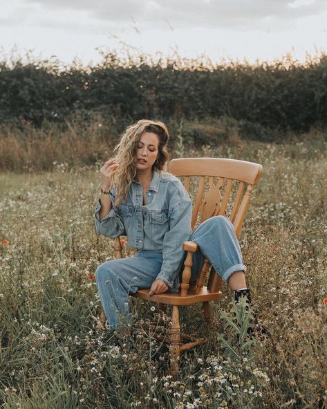 Denim Outdoor Photoshoot, Vintage Outdoor Photoshoot, White And Jeans Photoshoot, Farmhouse Photoshoot, Jeans On Jeans Outfit, Stylist Photoshoot, Jeans On Jeans, Western Shoot, 16 Photoshoot