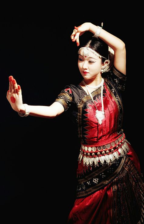 Odissi(Indian classical dance) learner from Beijing,China Indian Dances, Odissi Dance, Indian Classical Dance, World Dance, Classical Dance, Indian Dance, Beijing China, Dance Photography, Indian Style