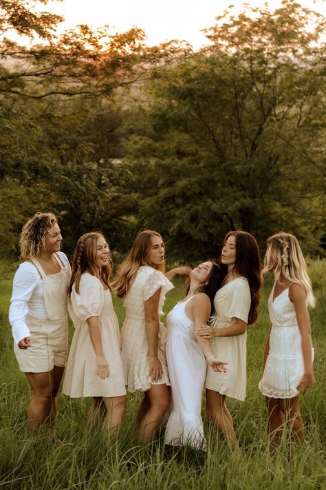 Senior Photoshoot With Friends, Friend Photoshoot Outfit Ideas, Group Field Photoshoot, Group Photo Outfit Ideas, Best Friend Professional Photoshoot, Countdown Photoshoot, Field Photoshoot Friends, Friendship Photoshoot Ideas Group Shots, Senior Rep Photoshoot