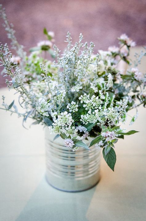 Tin Can Wedding Ideas, Tin Can Centerpieces, Scandinavian Wedding, Cheap Wedding Centerpieces, Deco Champetre, Wedding Floral Centerpieces, Tin Cans, Wedding Decor Inspiration, Flower Centerpieces Wedding