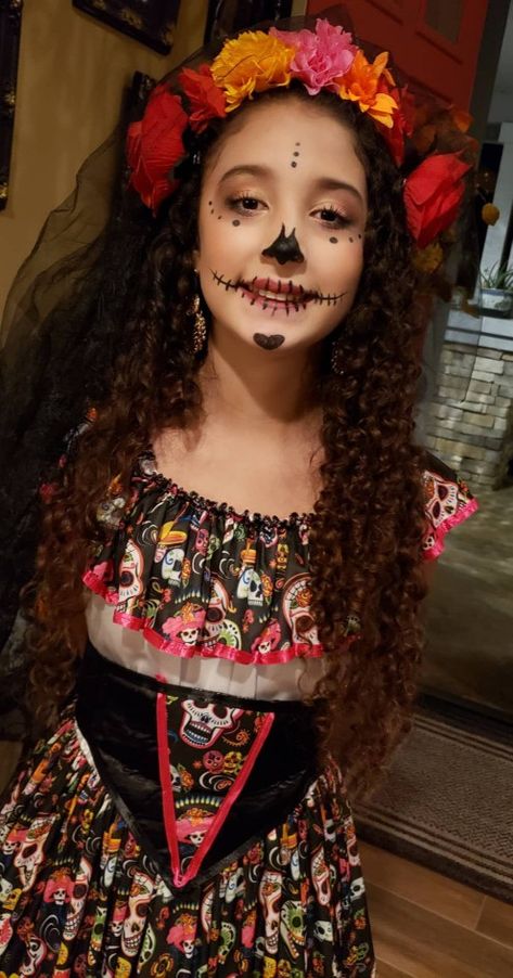 Girls Day Of The Dead Makeup, Catrina Makeup For Kids, Day Of The Dead Makeup Easy Kids, Kids Catrina Makeup, Simple Dia De Los Muertos Makeup Ideas Easy, Sugar Skull Kids Makeup, Catrina Kids Makeup, Dia De Los Muertos Kids Costume Ideas, Kids Dia De Los Muertos Makeup Ideas