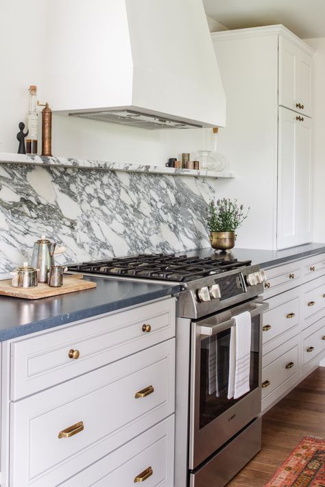 Marble ledge shelf above the backsplash in the kitchen + gas range + kitchen styling + modern brass cup pulls | Alison Giese Interiors Marble Backsplash Kitchen, Regal Design, Best Kitchen Designs, Home Luxury, Galley Kitchen, Kitchen Marble, Kitchen Remodeling Projects, Luxury Kitchens, Kitchen Makeover