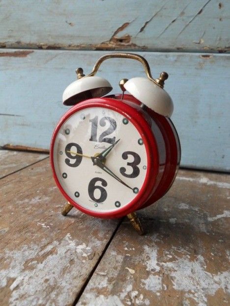 Vintage Alarm Clocks, Red Cottage, Time Keeper, Old Clocks, Time Clock, Antique Clocks, Tick Tock, Beautiful Picture, Vintage Clock