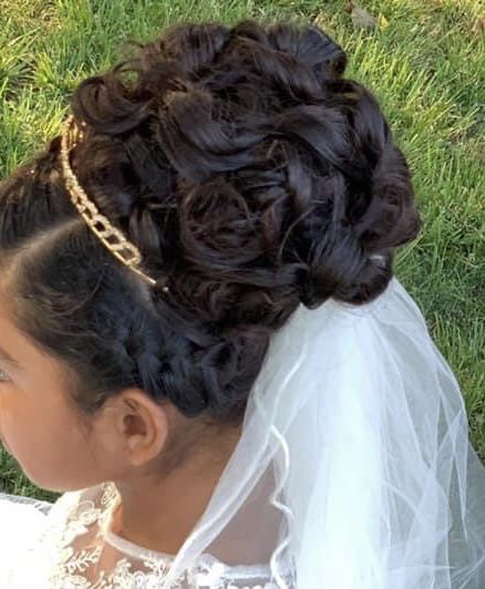 Hair Styles For First Communion, First Communion Hairstyles With Crown, Quince Half Up Half Down Hairstyles, 1st Communion Hairstyles, Quince Cinderella, Holy Communion Hairstyles, First Communion Hair, Communion Crown, Communion Hair