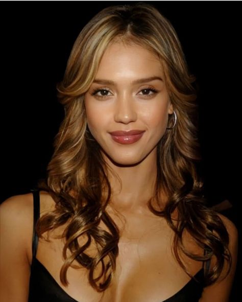 Jennifer Alba Hair, Jessica Alba Portrait, Jessica Alba Early 2000s, Jessica Alba Caramel Hair, Jessica Alba Makeup Tutorial, Jessica Alba Face, Jessica Alba Aesthetic, Jessica Alba 90s, Jessica Alba Highlights