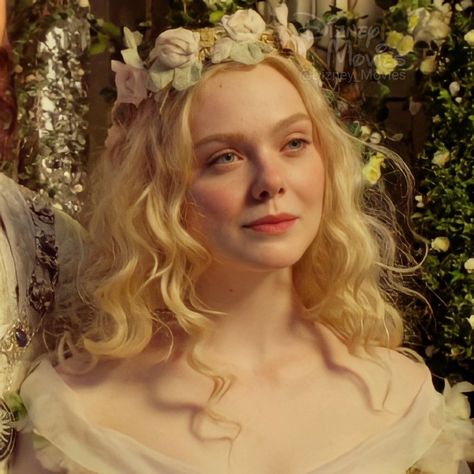 Ellie Fanning, Princess Aurora, Princess Aesthetic, Elle Fanning, Maleficent, Girl Face, Pretty People, Blonde Hair, Muse