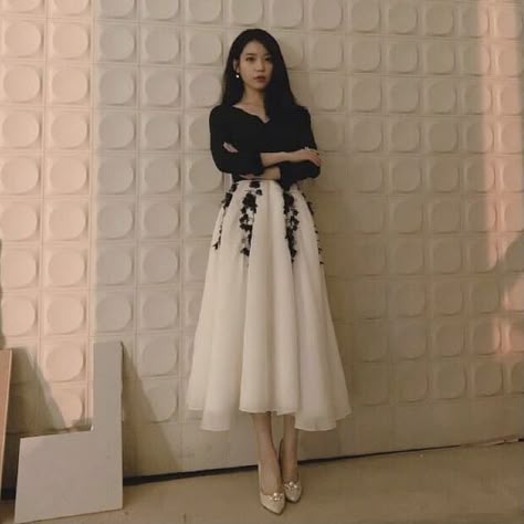 Kdrama Dress Outfit, Iu Dress Outfit, Kdrama Elegant Outfit, Iu Outfits Dresses, Korean Drama Outfits, Penthouse Outfits Kdrama, Kdrama Style Outfits, Black And White Dress Classy Elegant, Hotel Del Luna Outfit