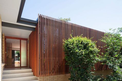 Vertical slatted timber elements give the street facade ample privacy Mid Century Bungalow, Compound Wall Design, Innovation Architecture, Modern Fence Design, House Fence Design, Timber Screens, Timber Slats, Compound Wall, Recycle Timber