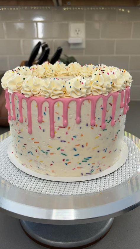 Cake Designs Buttercream, Cake Designs Easy, Cake Me Home Tonight, Fruit Cake Design, Cake Decorating For Beginners, Buttercream Cake Decorating, Simple Cake Designs, Cake Decorating Piping, Cake Decorating Frosting