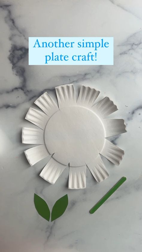 We love a simple paper plate craft, and this one is perfect for all ages! It's a fantastic way to spark creativity and spend quality time with your little ones. Gather some paper plates, paints, and markers, and let their imaginations run wild. Whether you're making animals, flowers, or abstract art, the possibilities are endless.   Happy crafting! 🖌️✨  #kidscrafts #craftingwithkids Collage Activity For Preschoolers, Process Art Eyfs, Paper Plate Art Projects, Craft Using Paper Plates, Early Years Creative Activities, Toddler Paper Plate Crafts, Quick Art Activities, Eyfs Arts And Crafts, Diy Paper Plate Crafts