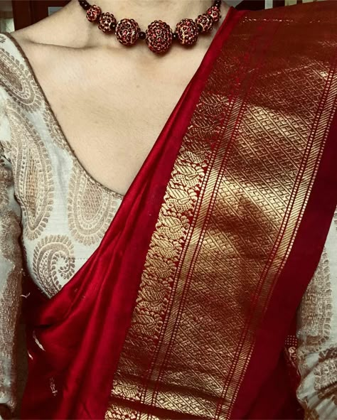 Gold Saree, Indian Sari Dress, Saree Jewellery, Sari Blouse Designs, Silk Saree Blouse Designs, White Saree, Indian Fashion Saree, Saree Blouse Patterns, Designer Saree Blouse Patterns