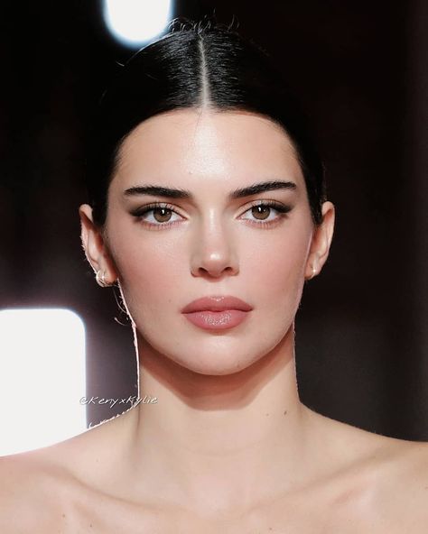 Kendall Jenner Nose Job, Kendall Jenner Maquillaje, I Think I'm In Love, Kendall Jenner Face, Kendall Jenner Icons, Kendall Jenner Video, Kendall Jenner Makeup, Face Structure, Music Night