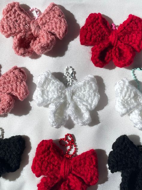 DIY Crochet Flower Keychain: Easy Step-by-Step Tutorial Crochet Bow Pattern, Charm Crochet, Bow Keychain, Diy Crochet Flowers, Crochet Ribbon, Crochet Ornament Patterns, Crochet Bow, Bow Charm, Chain Rings