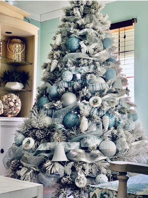 ICE BLEU SILVER CHRISTMAS TREE Decorations ideas Christmas Tree Decor Ideas Blue, Blue Christmas Tree Decor, Teal Christmas Tree, Turquoise Christmas Tree, Silver Christmas Tree Decorations, Blue Christmas Tree Decorations, Christmas Tree Inspo, Teal Christmas, Red And Gold Christmas Tree