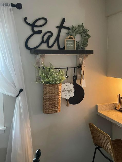 Small Wall Kitchen Decor, Wall Decor Above Kitchen Table, Small Farmhouse Apartment, Apartment Kitchen Wall Decor, Kitchen Wall Decor Ideas Simple, Kitchen Decor Wall, Small Kitchen Wall Decor Ideas, Kitchen Wall Decor Ideas, Kitchen Window Bar