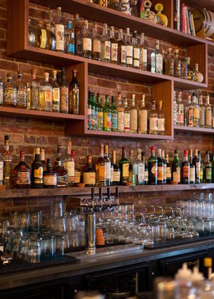 Restaurant Back Bar Shelving, Back Bar Shelving Design, Bar Shelving Design, Pub Bar Ideas, Bar Interior Design Vintage, Backbar Ideas, Bar Counter Design Ideas, Back Bar Shelving, Back Bar Design