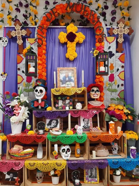 Dia De Los Muertos Porch Ideas, Offenda Diy, School Ofrenda, Diy Dia De Los Muertos Altar Ideas, Offrenda Table Ideas Diy, Small Ofrenda Ideas, Coco Halloween Decorations, Ofrenda Decor, Dia De Los Muertos Crafts Ideas