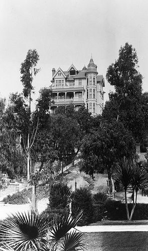 Crocker Mansion Bunker Hill Los Angeles, Old Hollywood Homes, Hollywood Mansion, Titanic Artifacts, American Mansions, 1920 Art, Hollywood Vintage, Los Angeles Hollywood, Hollywood Homes