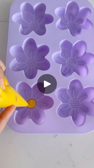 Spring Baking Ideas, Fun Sweet Treats, Marshmallow Flowers, Flower Mold, Spring Baking, Baking Videos, Flower Molding, White Candy, How To Make Beer