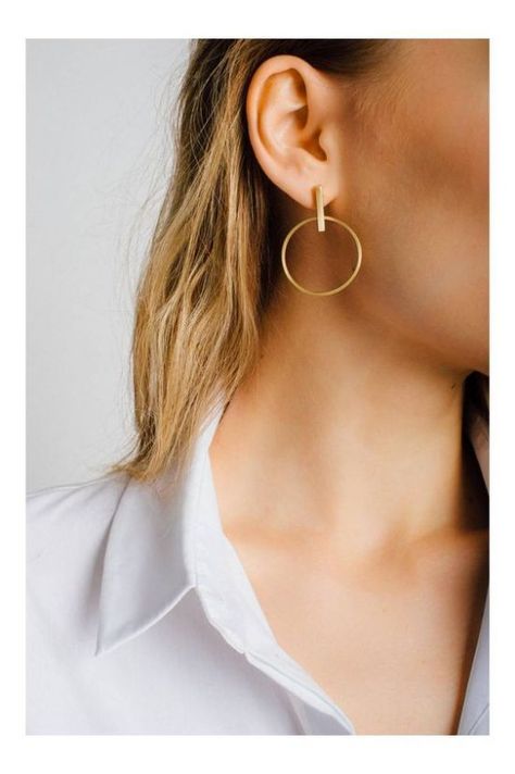 11 Classic Earrings You Should Be Wearing Gold Bracelet Bangle Jewelry, Statement Necklace Outfit, Gold Schmuck, Necklace Outfit, Trendy Jewerly, Gold Jewelry Sets, Classic Earrings, Gold Bangle Bracelet, Bangles Jewelry