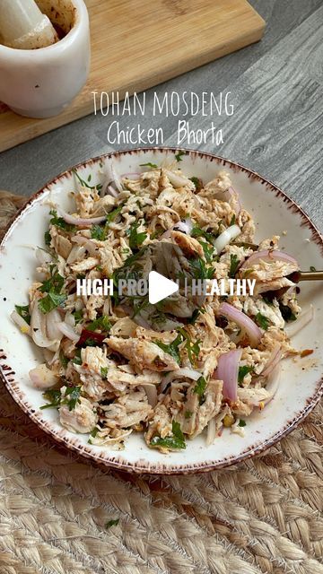 Prachi Agarkar on Instagram: "Tohan Mosdeng 🤌🏼 High Protien | Healthy | Weightloss 

High protein, chicken salad that is actually a regional dish from Tripura Northeast India. Northeast Indian cuisine is so underrated so unique and tasty. Here’s my take on chicken Bharata. Enjoy it as it is or as a salad or sandwich filling. It is traditionally eaten with Roti or rice. 

Recipe ( serves 4) 

Ingredients 
250 g, chicken 
10-12 garlic cloves 
1 inch Ginger 
5-6 green chillies 
2 fry red chillies
1  onion 
1 tablespoon extra virgin olive oil 
Handful of chopped coriander leaves 

Method
⏺️ Boil chicken with garlic ginger and green chilli. Remove the chicken after 6 mins and boil the left over water and reduce it. We will use this later.
⏺️Dry roast garlic, green chillies, red chillie and po Protein Chicken Salad, High Protein Chicken Salad, Boil Chicken, High Protein Chicken, Boiled Chicken Recipes, Chicken With Garlic, Roast Garlic, Boiled Chicken, Sandwich Fillings