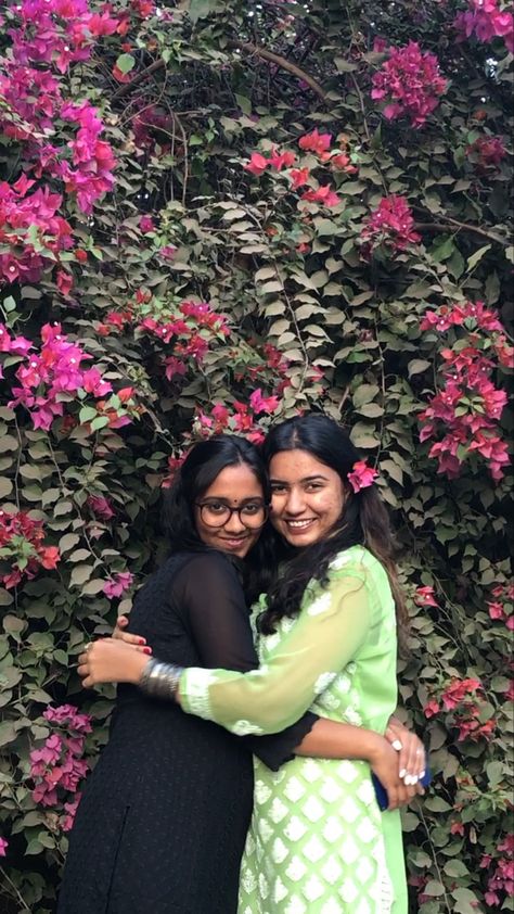 Best Friend Pictures In Traditional, Bestfriend Aesthetic Poses, Sister Poses Traditional, Friends Pic Aesthetic, Photo Poses Besties, Cute Photoshoot Ideas With Best Friend, Poses On One Piece Dress Long, Photo Poses For Two Besties, Photo Poses For Friends Photoshoot Ideas