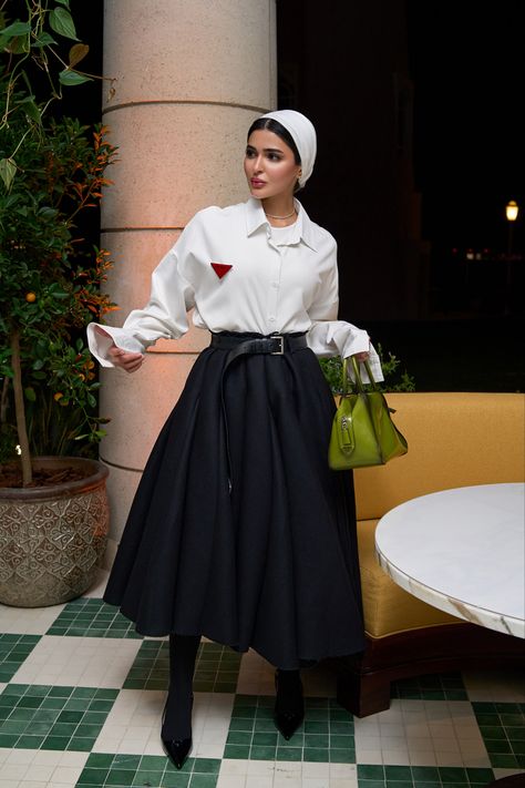 White Shirt Wedding Outfit Women, Black Skirt White Shirt Outfit Classy, Long Black Skirt White Shirt Outfit, Black And White Long Skirt Outfit, Long Skirt With Shirt Classy, Long Skirt Outfits Classy, Long Skirt Big Shirt, Black Skirt White Shirt Outfit, White Blouse Black Skirt