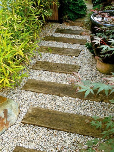 Pallet Walkway, Stepping Stone Pathway, Gravel Landscaping, Path Ideas, Garden Ideas Cheap, Stone Pathway, Garden Walkway, Pallet Garden, Garden Path