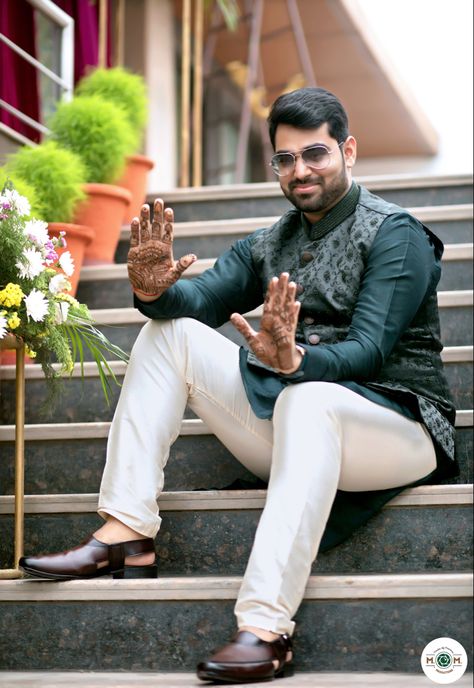 Mehndi Poses For Groom, Groom Mehndi Poses, Groom Mehendi Poses, Groom Mehandi Poses, Mahendi Pose, Boy Mehndi, Mehendi Pose, Mehendi Photography Bridal, Mehndi Poses