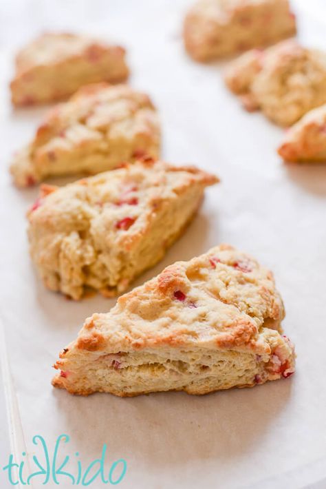 Rhubarb Scones Sour Cream, Rhubarb Scones Buttermilk, Rhubarb Scones Recipe, Sweet Scones Recipe, Rhubarb Scones, Banana Scones, Scones Recipe Easy, Rhubarb Desserts, Savory Scones