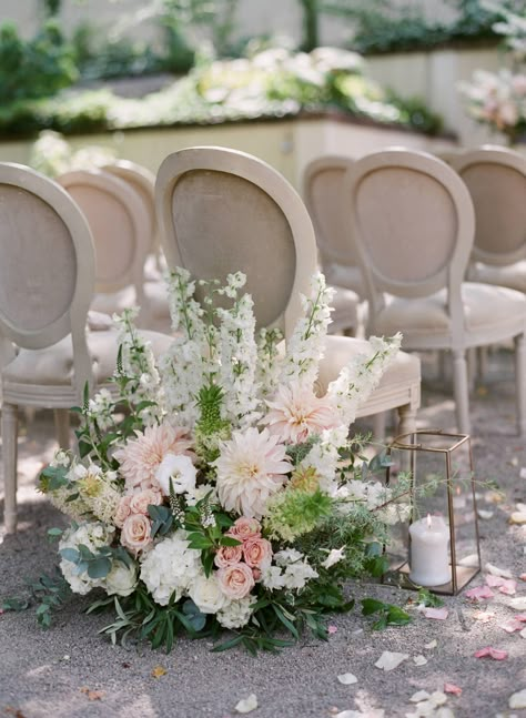 Modern & intimate summer wedding in the Viennese Alps with only twenty guests | Austria Real Weddings | Gallery | Item 43 Types Of Floral Arrangements, Pew Floral Arrangements, Granite Links Wedding, Floral Aisle Markers, Cosy Wedding, Alter Flowers, Church Wedding Flowers, Aisle Markers, Country Barn Weddings