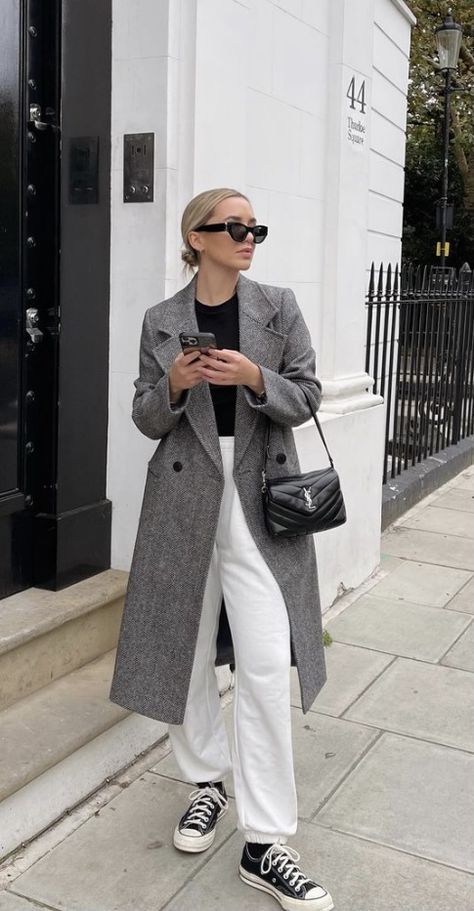 Light Grey Coat Outfit, Grey Coat Outfit Winter, Coat Outfits For Women, Grey Coat Outfit, Long Coat Outfit, Long Grey Coat, Outfit Elegantes, Winter Coat Outfits, Nyc Outfits