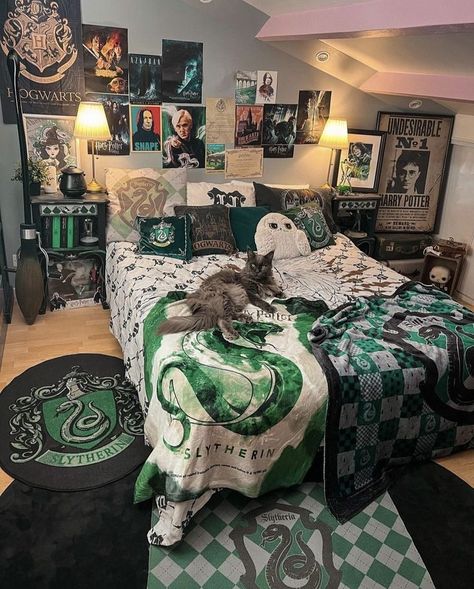 Slytherin Bedroom, Harry Potter Room Decor Ideas, Harry Potter Themed Bedroom, Slytherin Room, Harry Potter Bedroom Decor, Stile Harry Potter, Harry Potter Room Decor, Snarky Humor, Harry Potter Bedroom