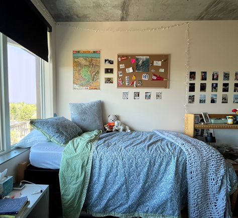 Cozy Dorm Bed, Raised Bed Dorm Room Ideas, Thrifted Dorm Room, Dorm Room Ideas Grunge, College Bedding Ideas, Quirky House Decor, Dorm Room Ideas Colorful, Ut Austin Dorm, Dorm Common Room Decor