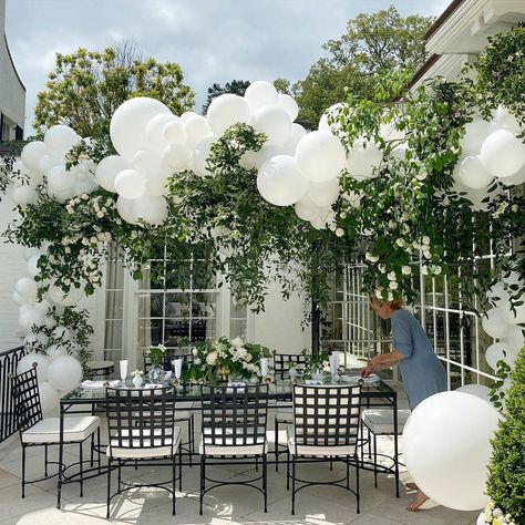 Blugani on Instagram: “If there something I want more is friends like @taydeag she organized this beautiful set up for her friends bday. Pretty intimate and…” Wedding Balloons Outdoor, Patio Balloon Decor, Outdoor Balloon Decorations, Big White Balloons With Greenery, Big White Balloons Wedding, White Balloon Installation, Wedding Ballons, Hawaiian Baby Showers, Ballon Party