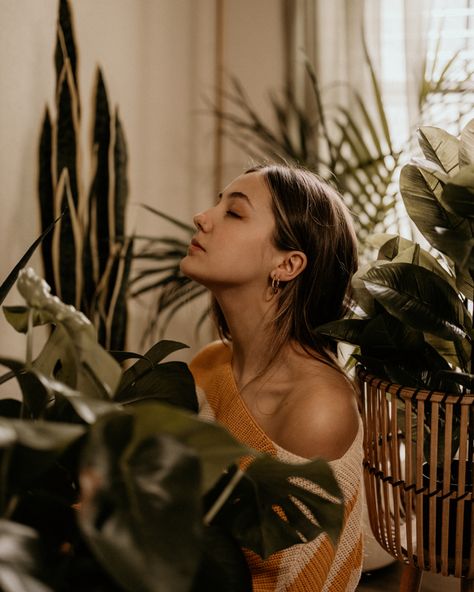 Photo Shoot With Plants, Plant Wall Photoshoot, Plant Selfie Aesthetic, Plant Room Photoshoot, Natural Self Portraits, Indoor Plant Photoshoot, Poses With Plants At Home, Plant Studio Photoshoot, Plant Lady Photoshoot