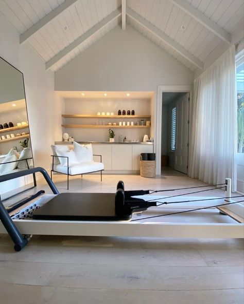 Home Pilates Room, Home Pilates Studio, Pilates Room, Pilates Workout Clothes, Pilates Outfits, Home Yoga Room, Workout Room Home, Studio Pilates, Pilates At Home