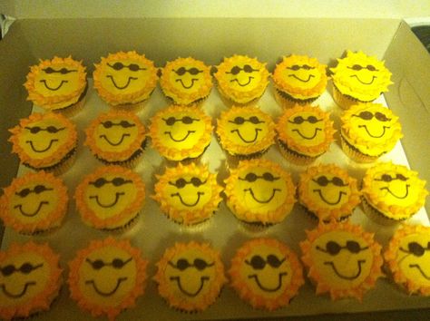 Sun in shades cupcakes. Made for end of the school year. End Of School Cupcakes Kids, End Of School Year Cupcakes, Sun Themed Snacks, End Of School Cupcakes, Fun In The Sun Birthday Party, Summertime Cupcakes, Sun Cupcakes, 2023 Cupcakes, Cute Sugar Cookies