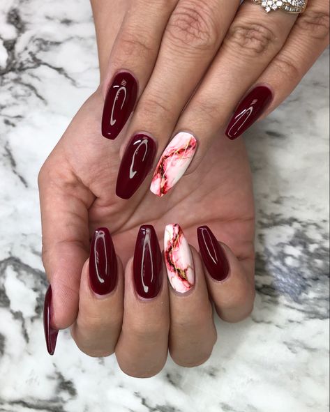 Red And Marble Nails, Red Marble Nail Designs, Red Marmor Nails, Red And Gold Marble Nails, Red And White Gel Nail Designs, Nail Art Maroon Marble, Red And White Marble Nails, Maroon Marble Nails, Burgundy Marble Nails