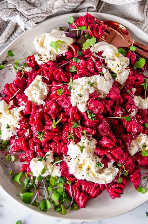 Looking for summery pasta dishes? Exquisitely vibrant and incredibly tasty, this deliciously creamy burrata beet pasta is bursting with flavors and easy to make. Plus, thanks to that pink hue, it looks super fancy! From aberdeenskitchen.com Pasta With Burrata, Burrata Pasta, How To Boil Beets, Dinner Spring, Beet Pasta, Fresh Beets, Best Blenders, Best Cheese, Roasted Beets