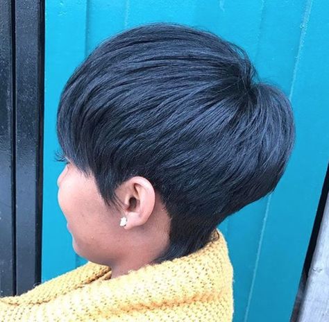 Classic cut via @oluchizelda - https://blackhairinformation.com/hairstyle-gallery/classic-cut-via-oluchizelda/ Hype Hair, Mushroom Haircut, Classic Haircut, Hair Romance, Mushroom Hair, Cut Life, Neon Hair, Cut Hairstyles, Short Sassy Hair