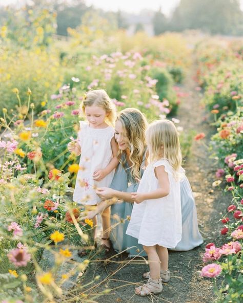 These young ladies were in absolute heaven running around within the flowers....stopping to smell each and every one with their momma 🌿 I… Tulips Images, Spring Family Pictures, Farm Dream, Earth Photography, Wildflower Photo, Outdoor Family Photography, Fields Of Flowers, Outdoor Family Photos, Flower Photoshoot