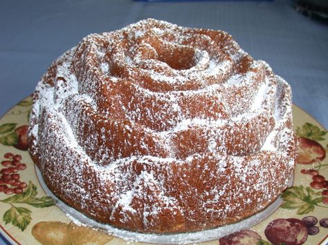 Sherry Bundt Cake White Wine Cake Recipe, Sherry Cake, Bundt Cake Recipes, Swiss Roll Cakes, Fudge Pie, Bundt Cake Recipe, Fruity Cake, Cake Mixture, Warm Cake