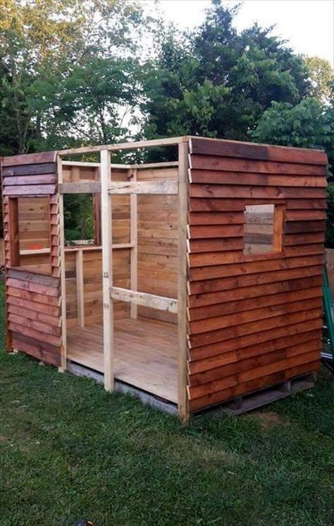 Pallet House Cabins, Pallet Clubhouse, Diy Pallet Playhouse, Pallet Tree Houses, Simple Playhouse, Play Houses Diy, Pallet Cabin, Micro House Plans, Pallet Playhouse