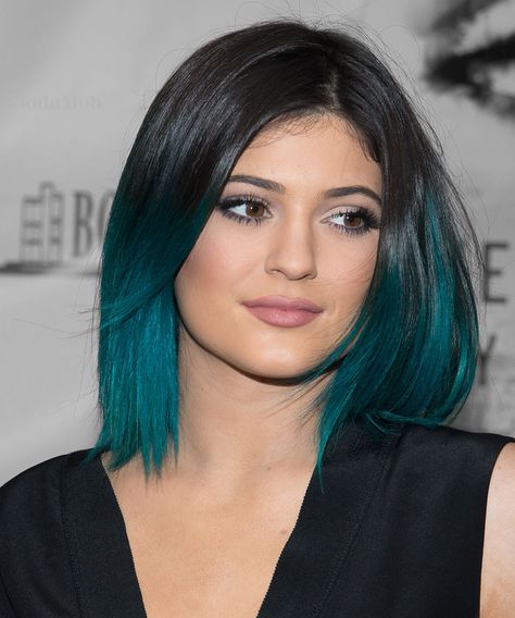 First the outfit: think sharp, short and all black. If all else fails you can make it work with a black tee, distressed denim and combat boots. Blue And Green Hair, Teal Ombre Hair, Short Azul, Celebrity Short Hair, Blue Ombre Hair, Short Ombre Hair, Teal Hair, Turquoise Hair, Ombré Hair