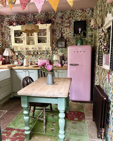 Chevron Backsplash, Pink Fridge, Eclectic Kitchen Decor, Cottagecore Kitchen, Cute Curtains, Eclectic Kitchen, Tiny Cottage, Deco Retro, Deco Boheme