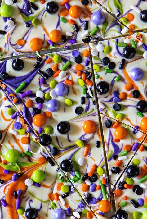 Halloween Candy Bark Halloween Snack Recipes, Easy Halloween Party Treats, Halloween Bark Recipes, Cake 2022, Recipes For Halloween, Halloween Candy Bark, Halloween Food Snacks, Halloween Bark, Pumpkin Patch Party