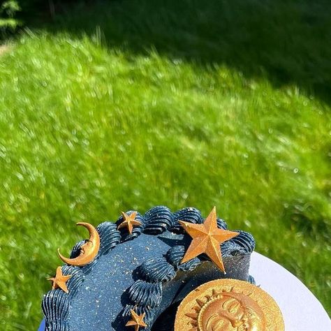 Cakes by Jane on Instagram: "My take on the crescent moon cake shape, I didn’t want to waste too much cake so the sun is a mini cake too! I am actually obsessed with this, I want to put it in a glass box and stare at it all day ✨🌙☀️🌔 full decorating video is posted on my TikTok!   . . . #kutiwacakes #cake #cakestyle #cakesofinstagram #cakestagram #cakeart #cakecakecake #cakeinspiration #cakeinspo #pinterestcake #cresentmoon #cresentmooncake #caketrends #caketrend #birthdaycake #manchestercakes #prettycakes #aesthetic #midnightsun #midnights #like #sunandmoon #celestial #celestialcake #explore #explorepage #cakedecorator #cakeideas #cakedecoration #inspo" Sun And Moon Cake, Crescent Moon Cake, Full Moon Cake, Luna Aesthetic, 25th Birthday Parties, Pinterest Cake, Decorating Videos, Cake Shapes, Cake Trends