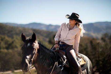 Freepik | Freepik Amberley Snyder, Spencer Locke, Barrel Racing Quotes, Western Girls, Netflix Original Movies, New Netflix Movies, Film Trailer, Rodeo Events, Barrel Racing Horses